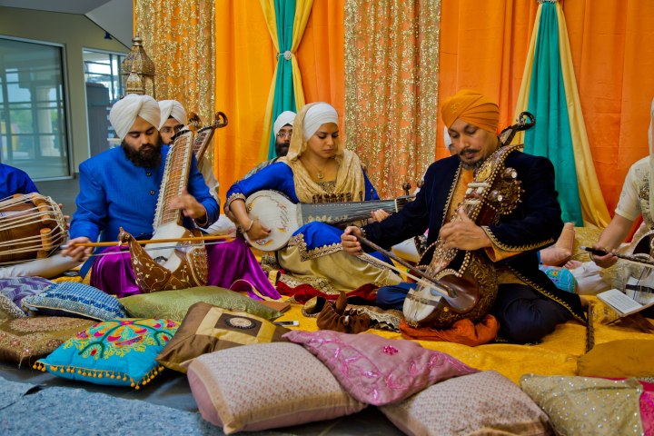 Prof. Surinder Singh (in the centre) delights the audience with sounds from forgotten musical instruments that defined Sikh spirituality. Photo courtesy of Harbiz Inc.